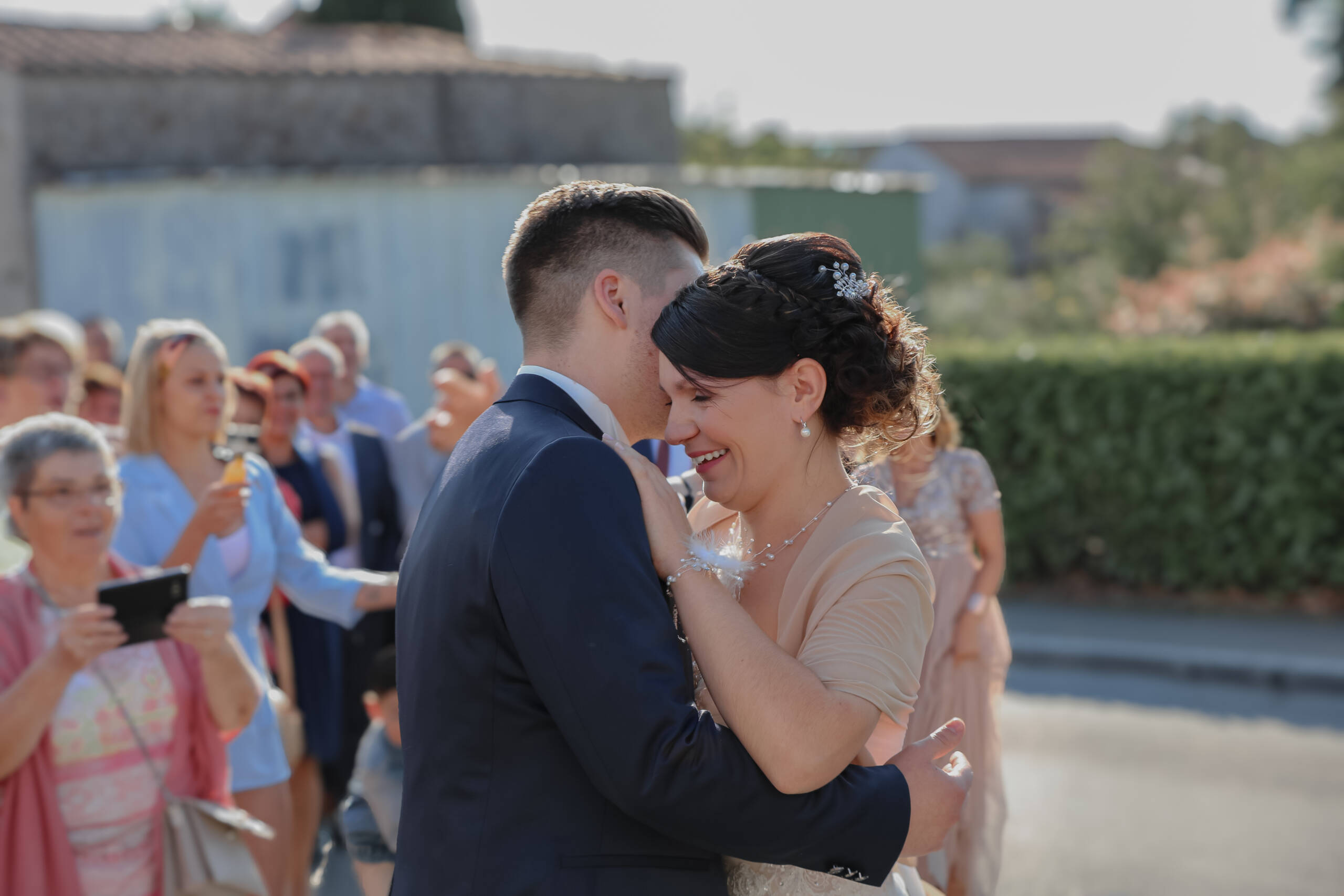 Mariés s'enlaçant émus avant leur cérémonie civile pendant leur mariage, réalisée par Solène photographe.