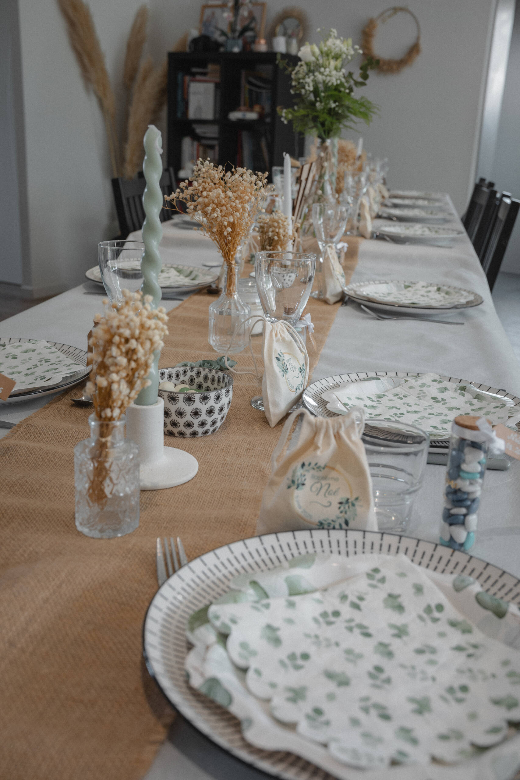 Table de baptême décorée avec vaisselles, fleurs et accessoires, dans les tons vert, blanc, et beige. Photo réalisée à L'Herbergement, en Vendée, par Solène photographe.