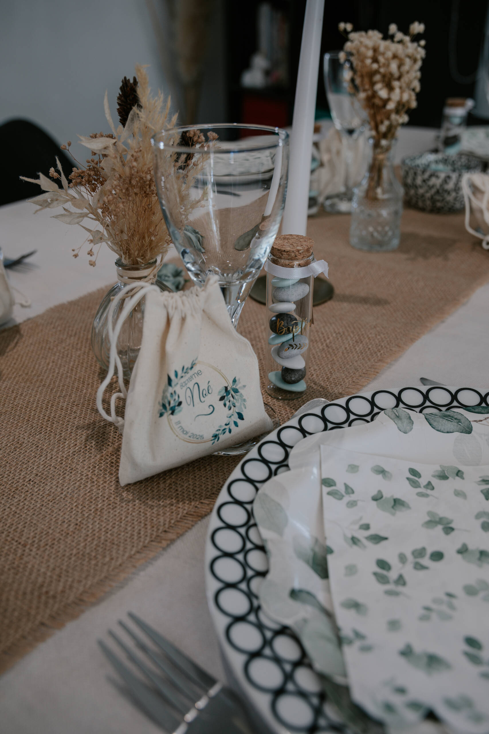 Décoration de table de baptême avec vaisselles, fleurs, et accessoires, dans les tons vert, blanc et beige. Photo réalisée à L'Herbergement, en Vendée, par Solène photographe.