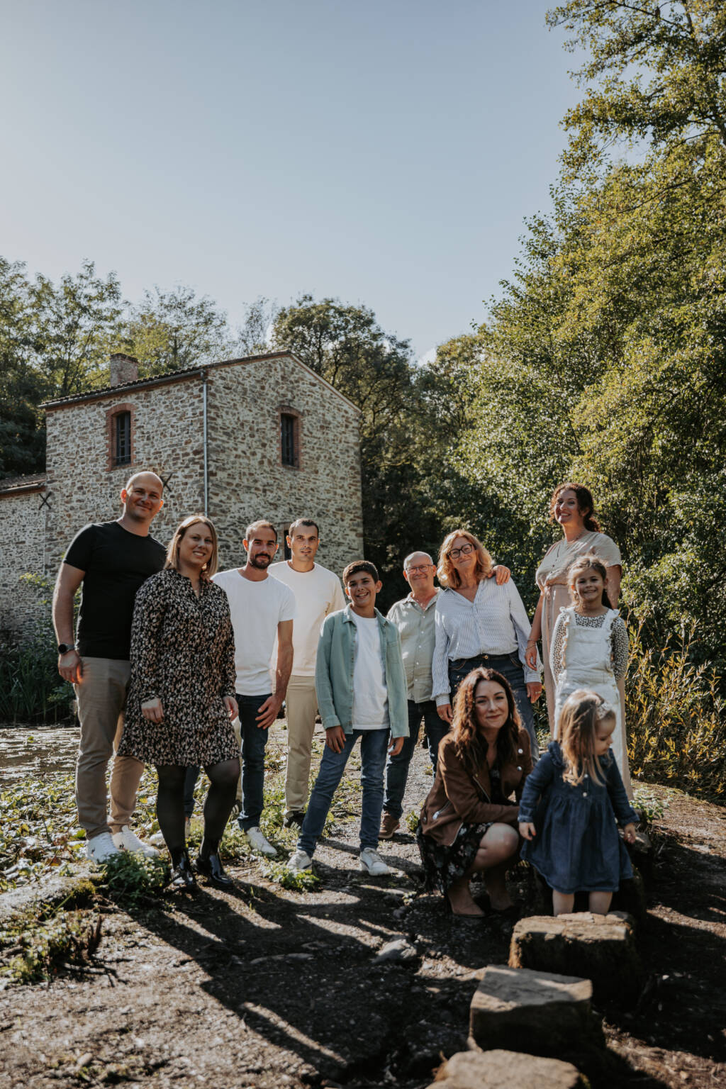 Famille photographiée sur une digue lors d’une séance photo famille à la Maison de la Rivière à Saint-Georges-de-Montaigu en Vendée, réalisée par Solène photographe.