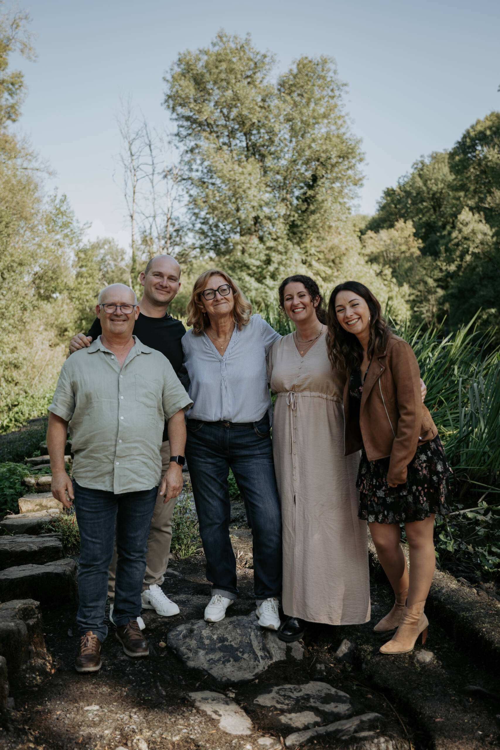 Grands-parents avec leurs enfants sur une digue lors d’une séance photo famille à la Maison de la Rivière à Saint-Georges-de-Montaigu en Vendée, réalisée par Solène photographe.