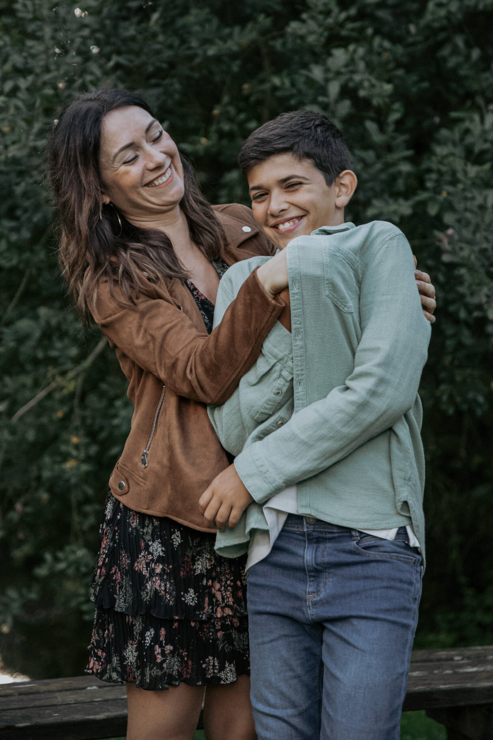 Moment de chatouille entre une marraine et son filleul lors d’une séance photo famille à la Maison de la Rivière à Saint-Georges-de-Montaigu en Vendée, réalisée par Solène photographe.