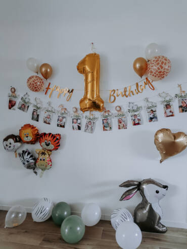 Décoration d'un lieu, dans les tons or, vert, noir et blanc, pour le premier anniversaire d'un petit garçon. Photographie réalisée à L'Herbergement en Vendée, par Solène photographe.