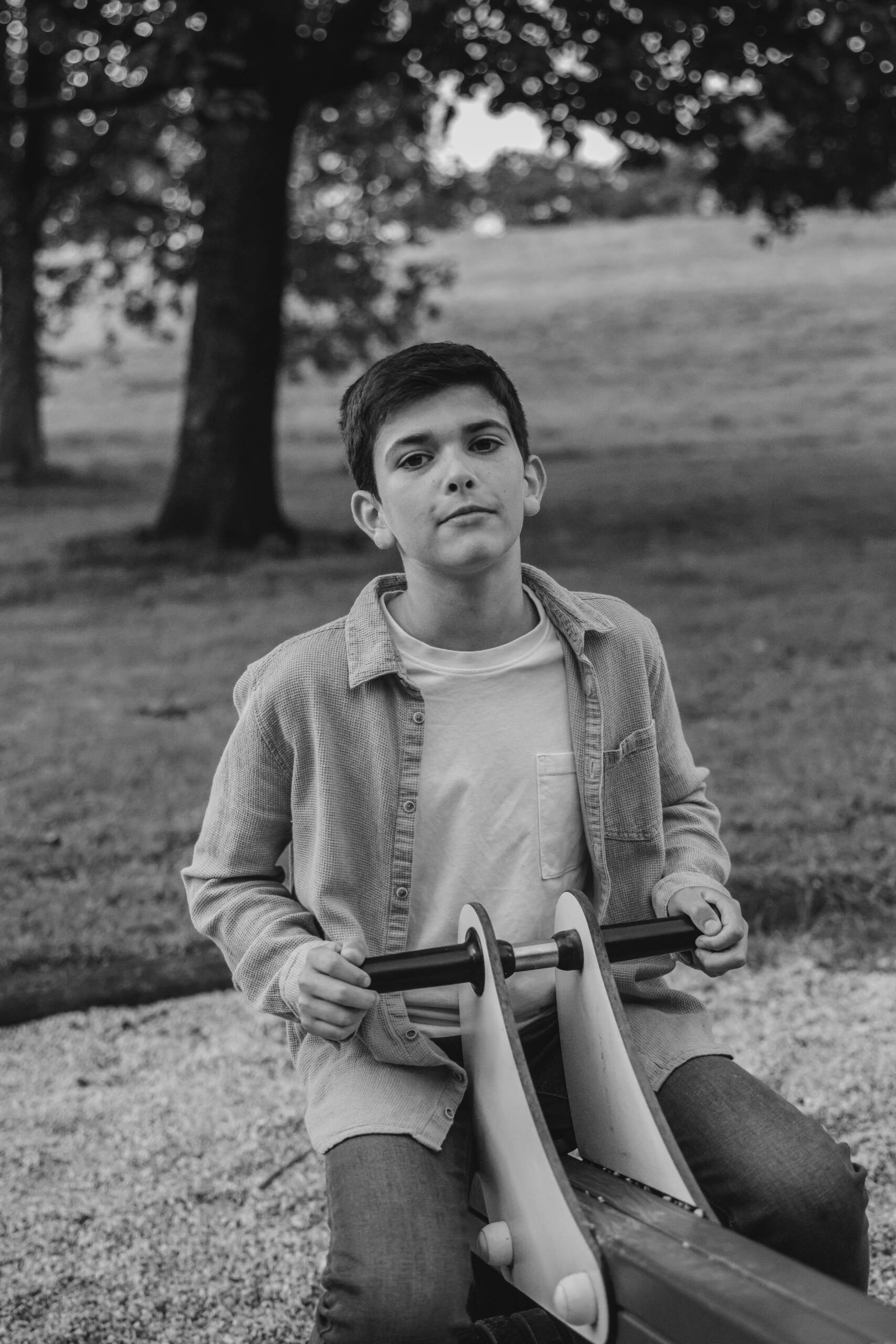 Enfant sur un trébuchet à bascule lors d’une séance photo famille à la Maison de la Rivière à Saint-Georges-de-Montaigu, réalisée en noir et blanc par Solène photographe.
