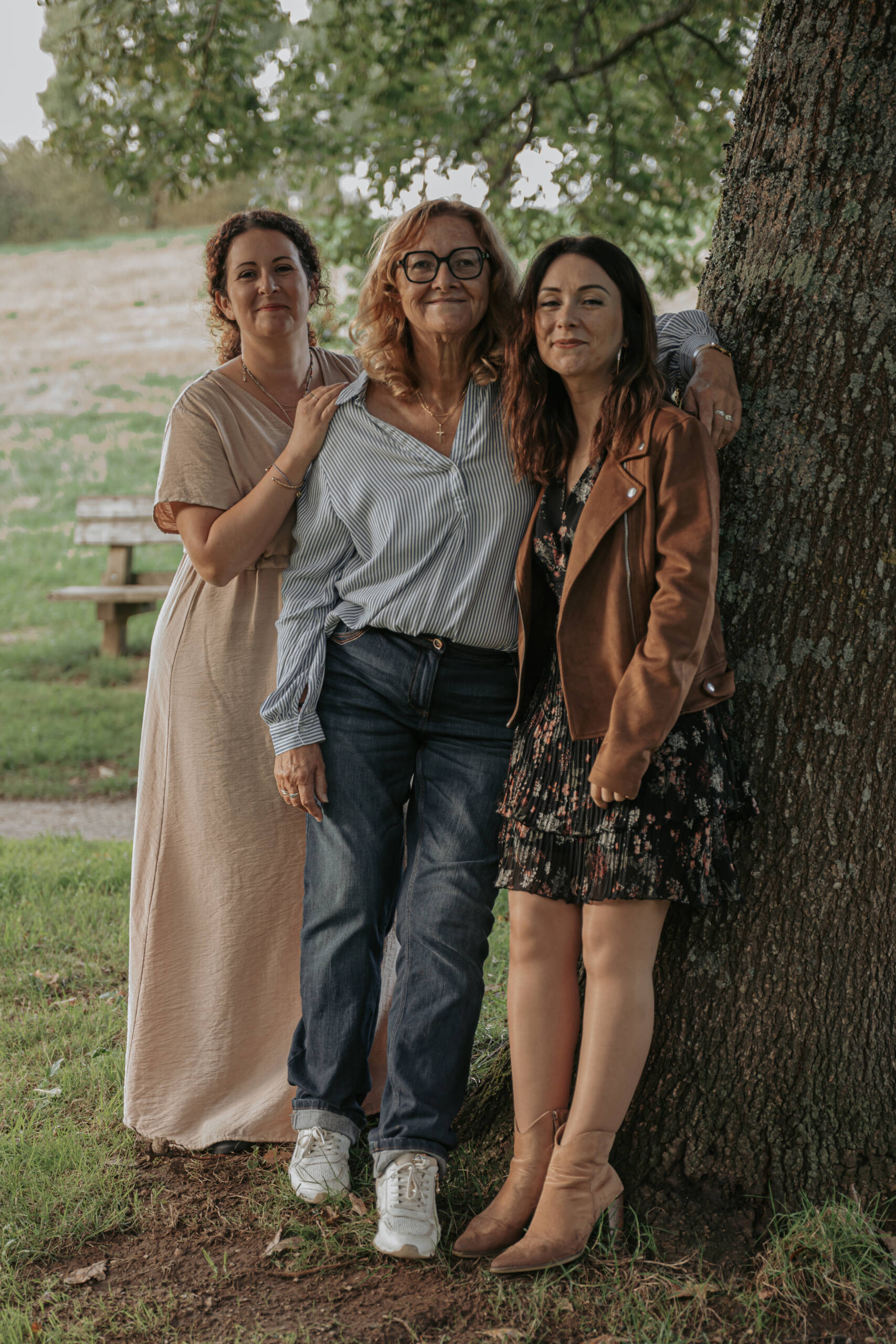 Trio d'une mère avec ses filles lors d’une séance photo famille à la Maison de la Rivière à Saint-Georges-de-Montaigu en Vendée, réalisée par Solène photographe.