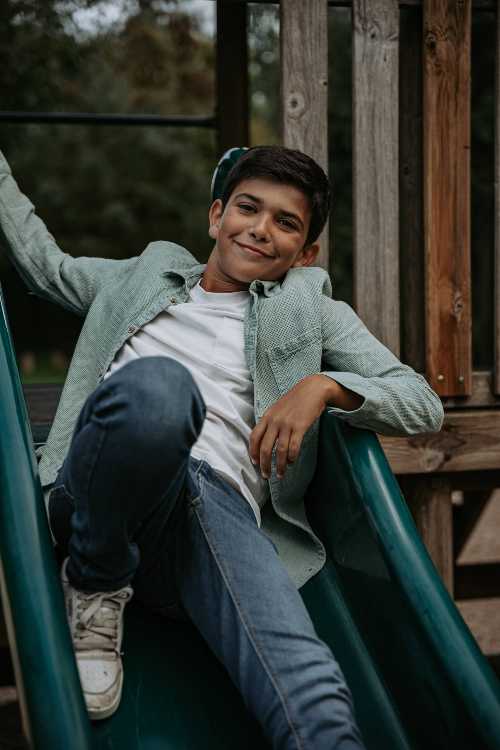 Enfant sur un toboggan lors d’une séance photo famille à la Maison de la Rivière à Saint-Georges-de-Montaigu, réalisée par Solène photographe.