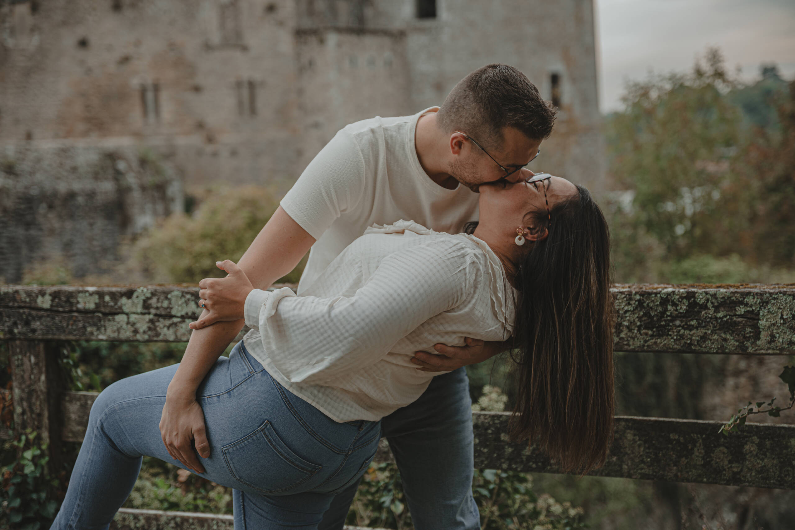 Homme renversant sa femme en l'embrassant, lors d’une séance photo engagement à Clisson en Loire-Atlantique, réalisée par Solène photographe.