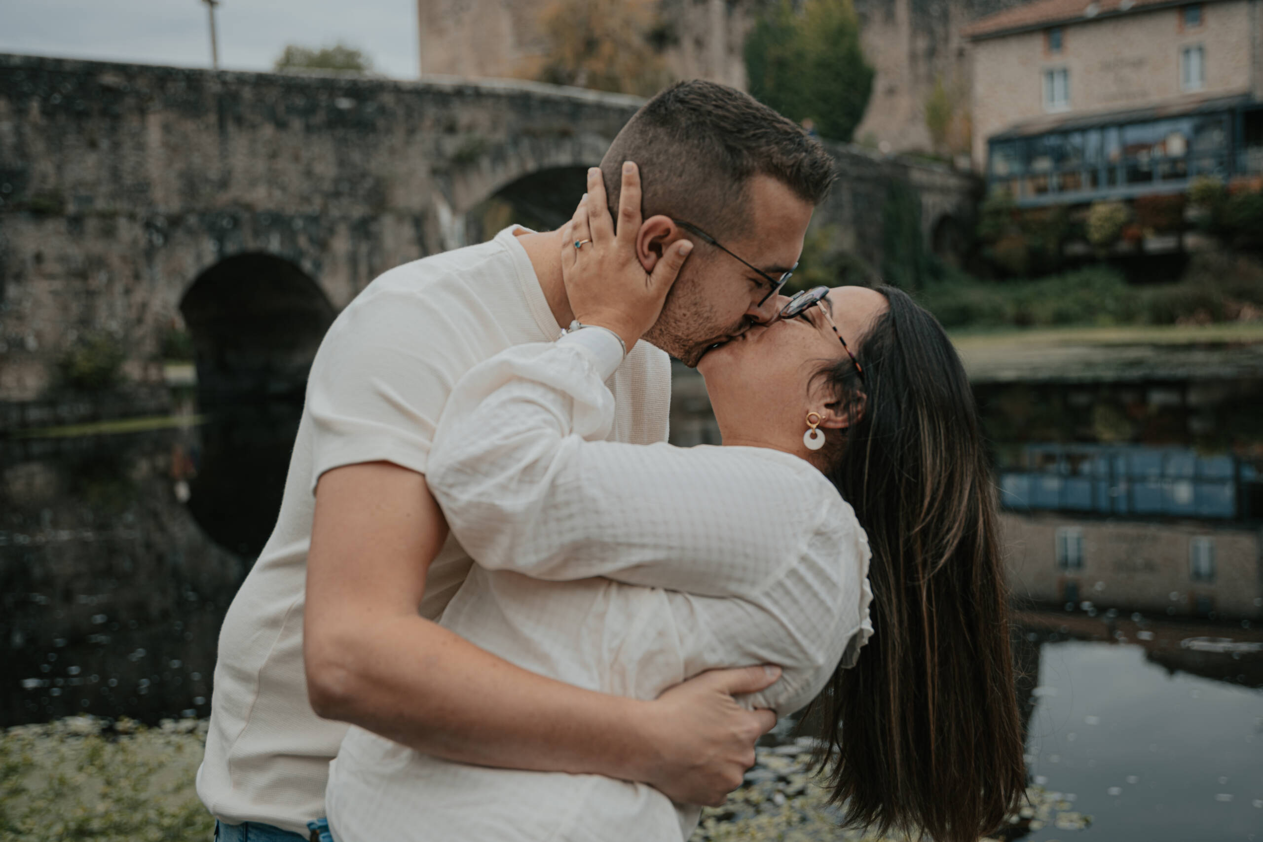 Couple s'embrassant langoureusement, lors d’une séance photo engagement à Clisson en Loire-Atlantique, réalisée par Solène photographe.