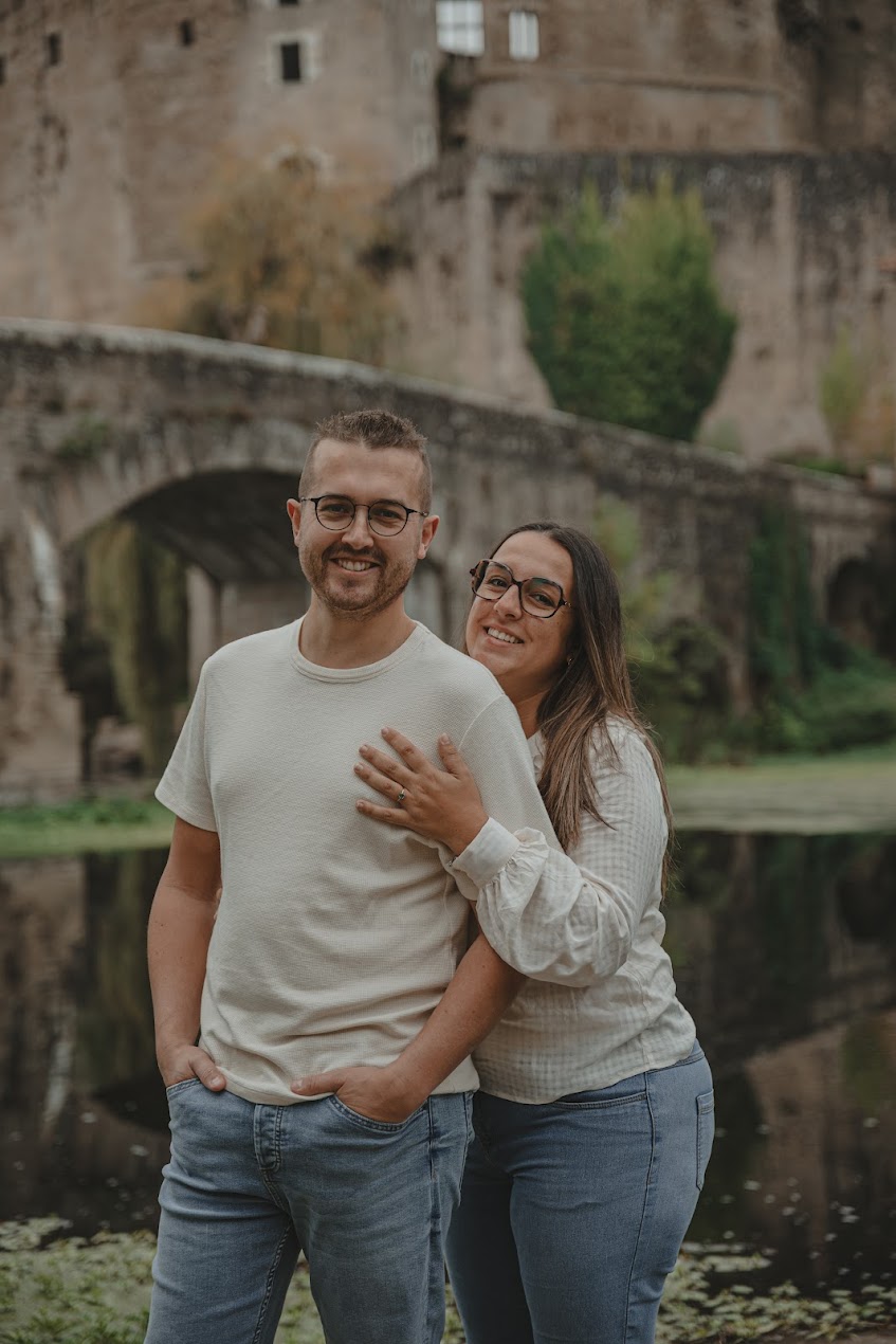 Femme se tenant derrière son conjoint et posant sa main sur son torse mettant en valeur sa bague de fiançailles, lors d’une séance photo engagement à Clisson en Loire-Atlantique, réalisée par Solène photographe.