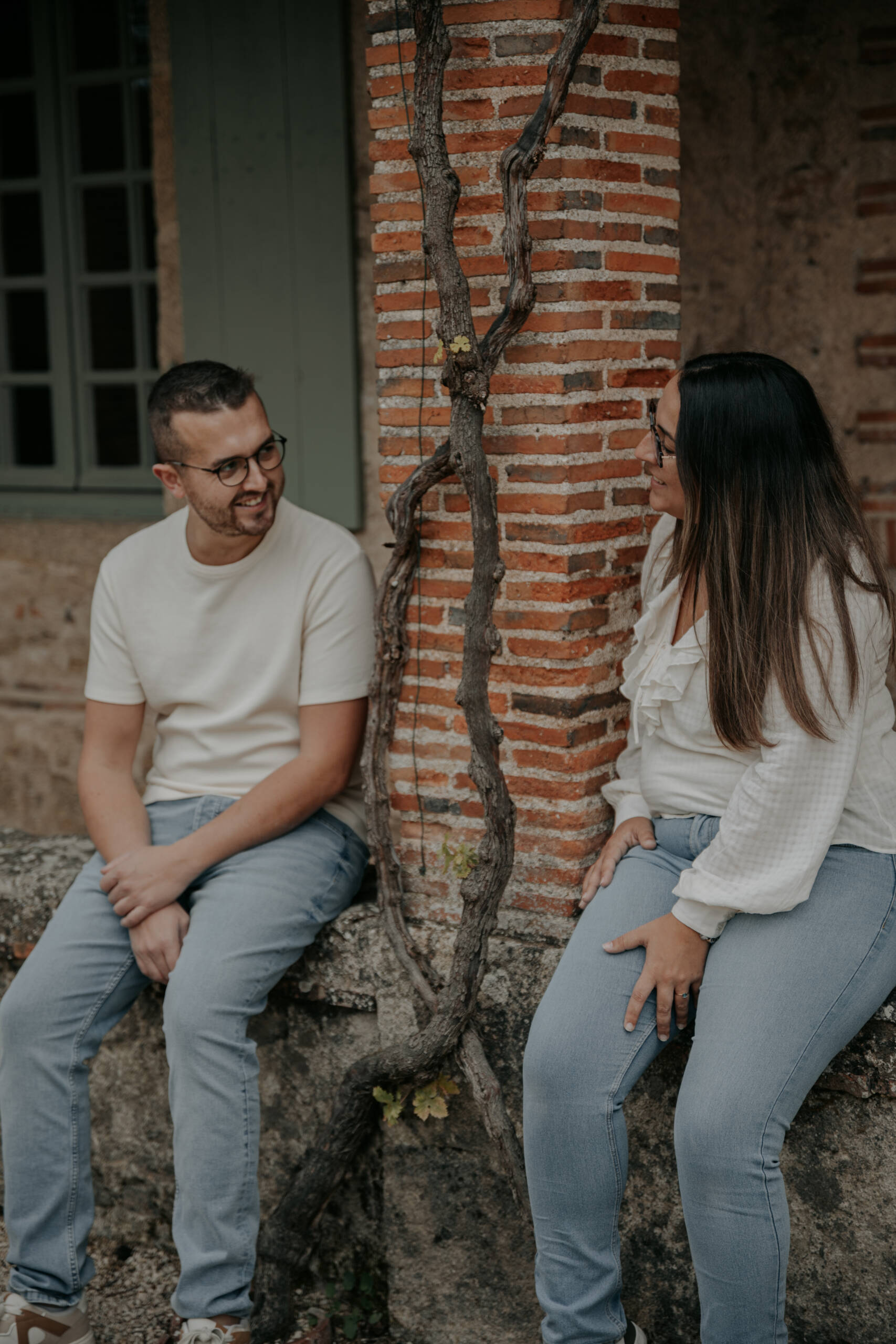 Moment complice d'un couple, lors d’une séance photo engagement à Clisson en Loire-Atlantique, réalisée par Solène photographe.