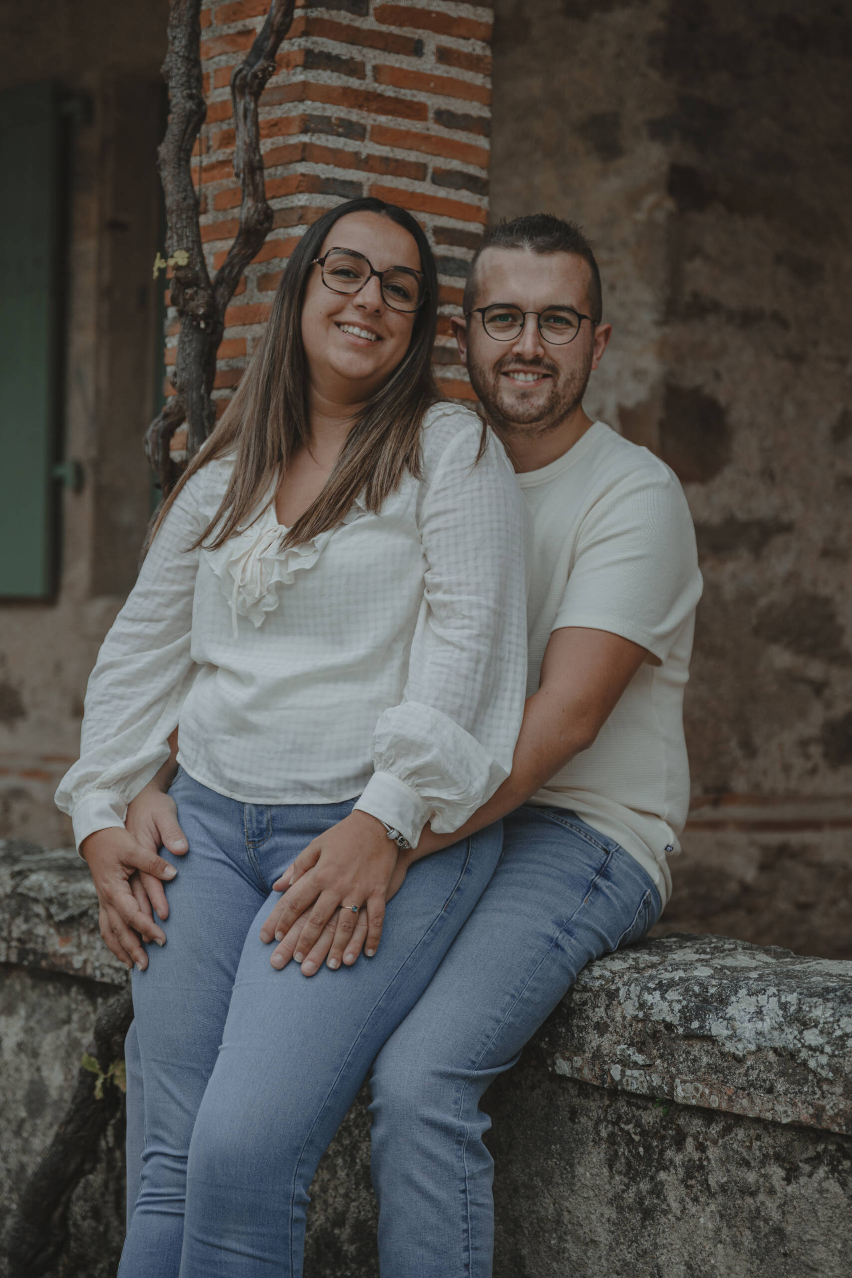 Portrait d'un couple souriant, lors d’une séance photo engagement à Clisson en Loire-Atlantique, réalisée par Solène photographe.