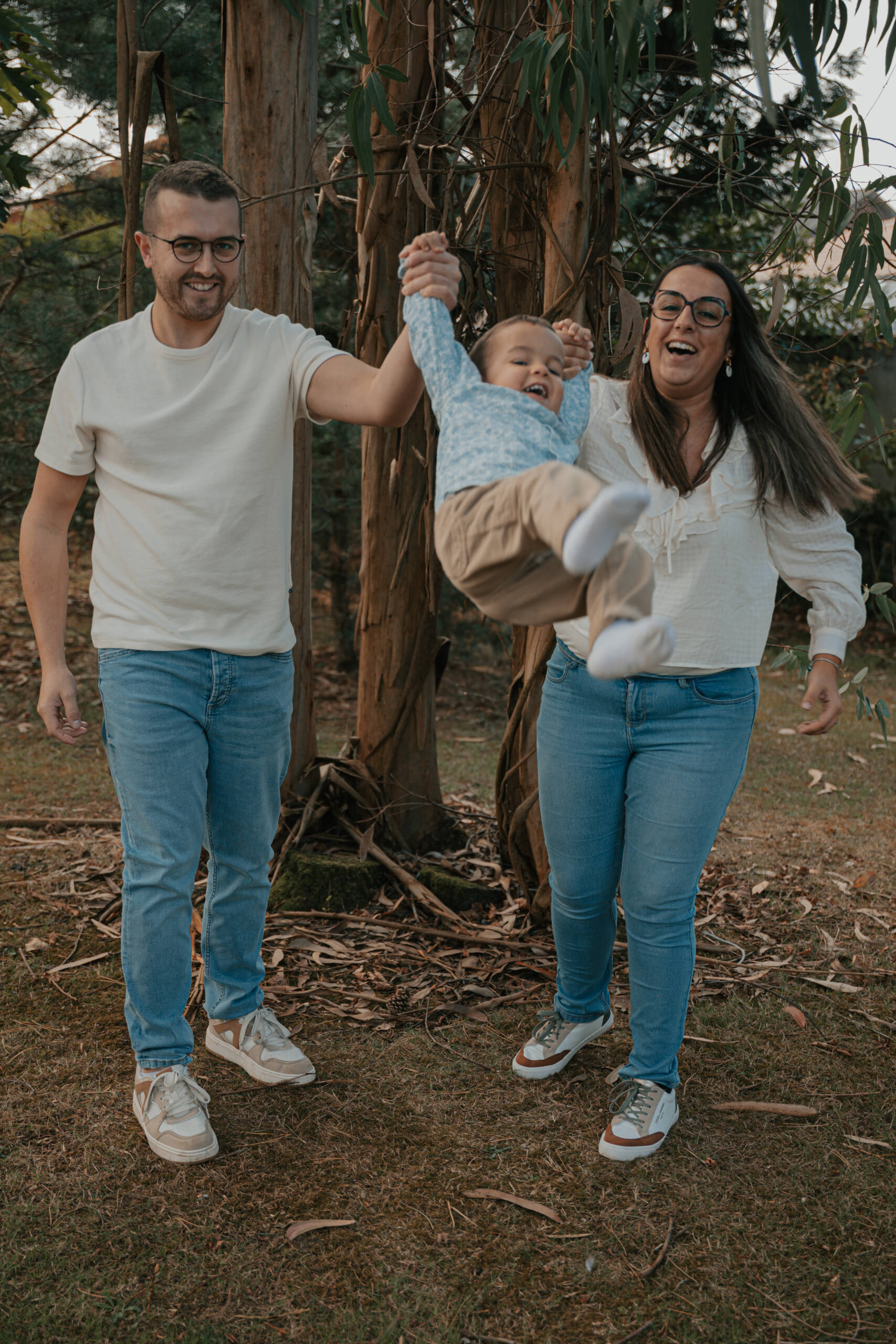 Moment de jeu en famille lors d’une séance photo engagement en Loire-Atlantique, réalisée par Solène photographe.