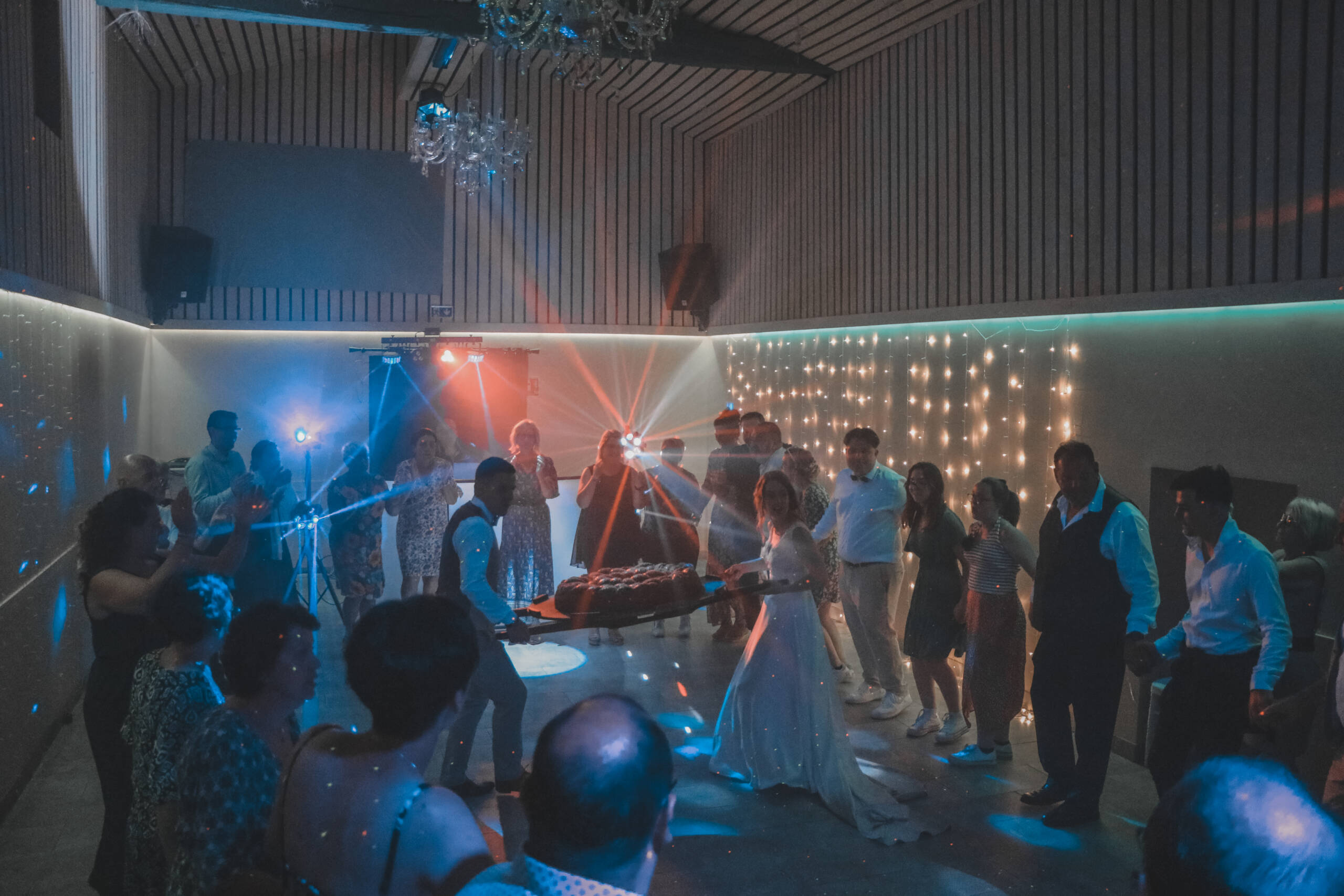 Danse de la brioche pendant le bal d'un mariage vendéen, réalisée par Solène photographe.