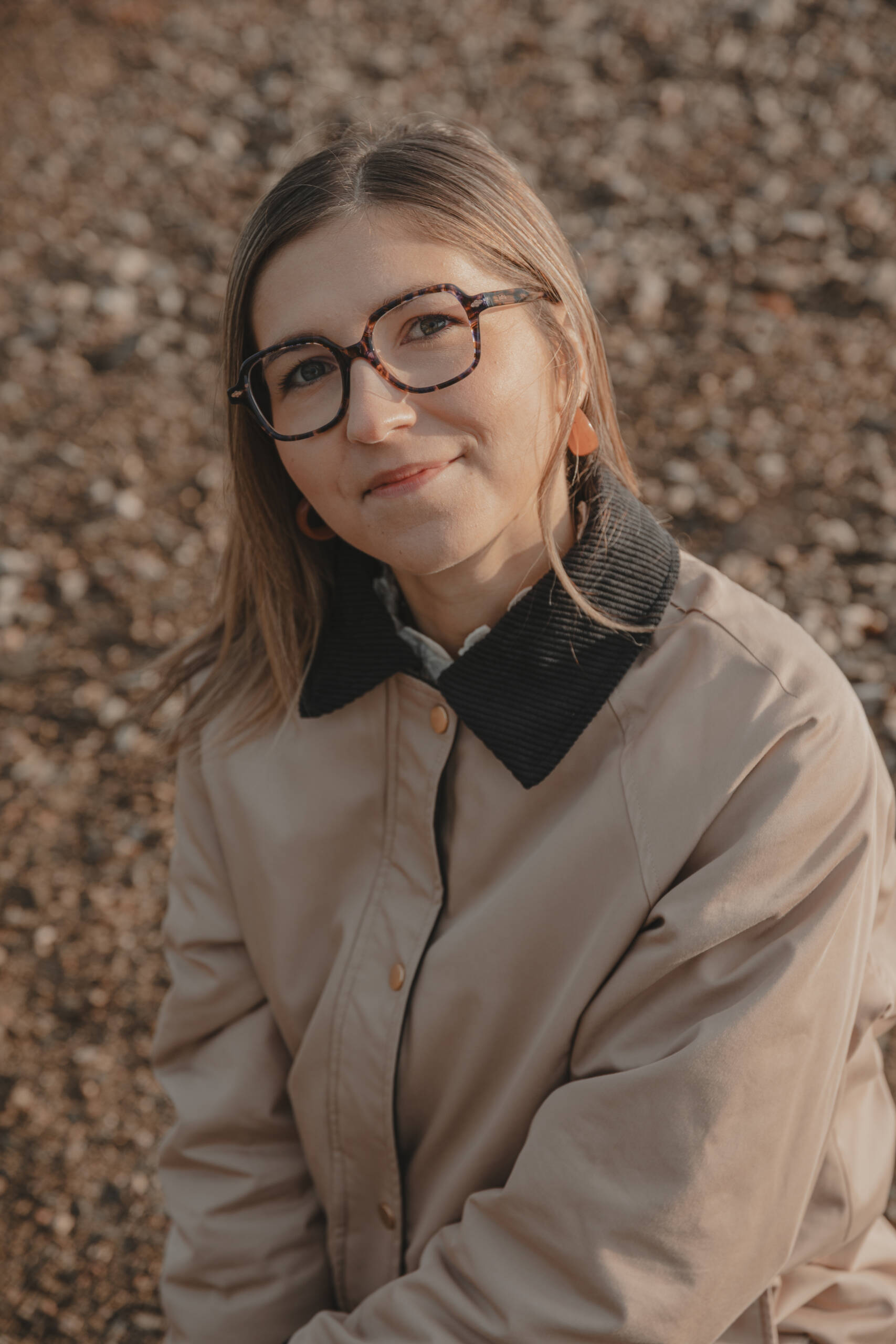 Gros plan d'une femme accroupie, lors d’une séance portrait à La Roche-sur-Yon en Vendée, réalisée par Solène photographe.