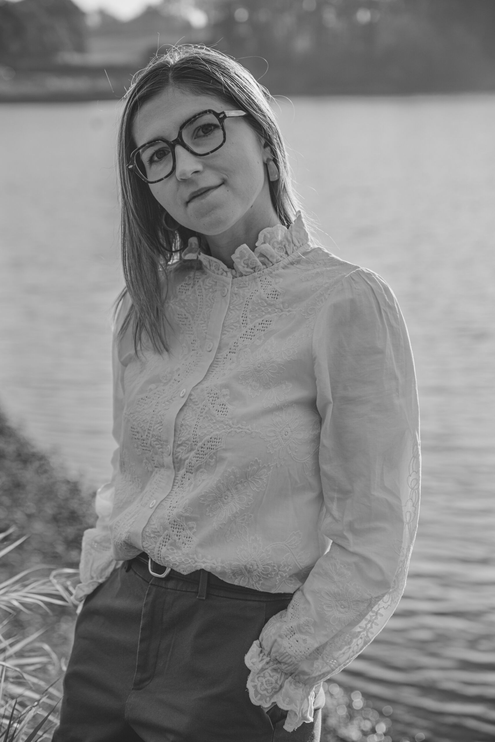 Portrait femme adossée près d'un lac, lors d’une séance portrait à La Roche-sur-Yon en Vendée, réalisée par Solène photographe.