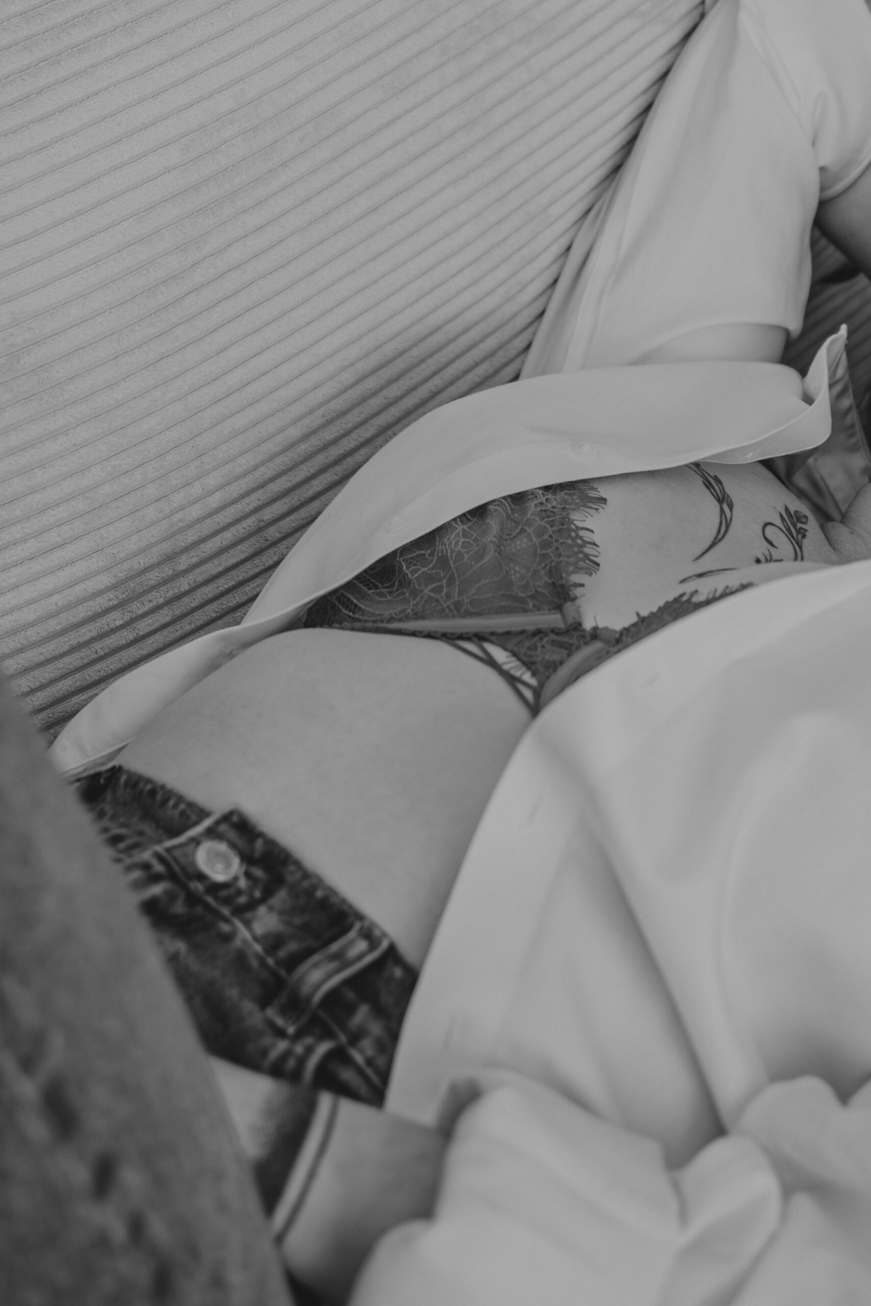Gros plan sur la poitrine d'une femme allongée et en soutien-gorge, lors d’un shooting confiance en soi à Montbert en Loire- Atlantique, réalisée en noir et blanc par Solène photographe.