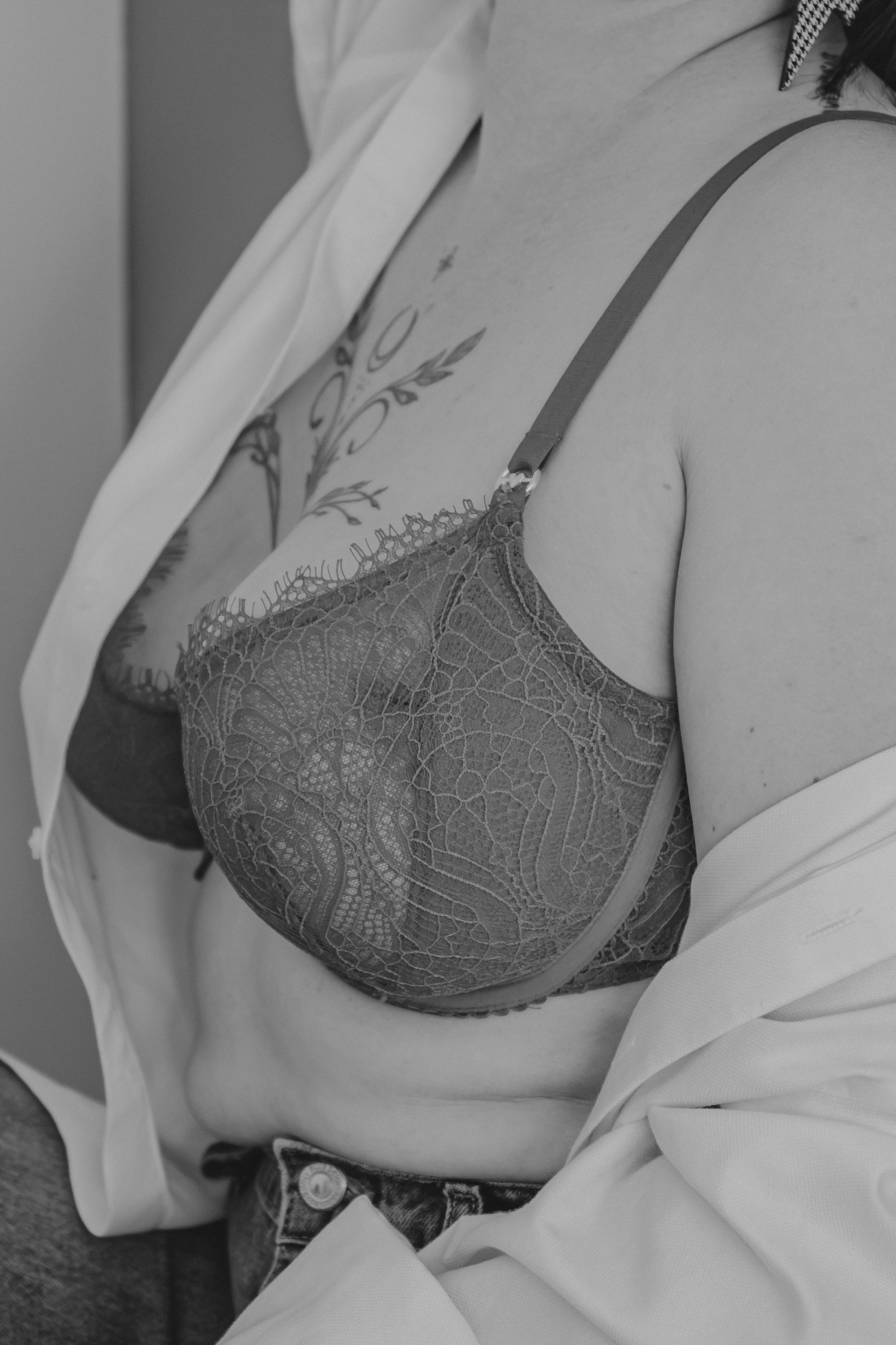 Gros plan sur la poitrine d'une femme assise et en soutien-gorge, lors d’un shooting confiance en soi à Montbert en Loire- Atlantique, réalisée en noir et blanc par Solène photographe.