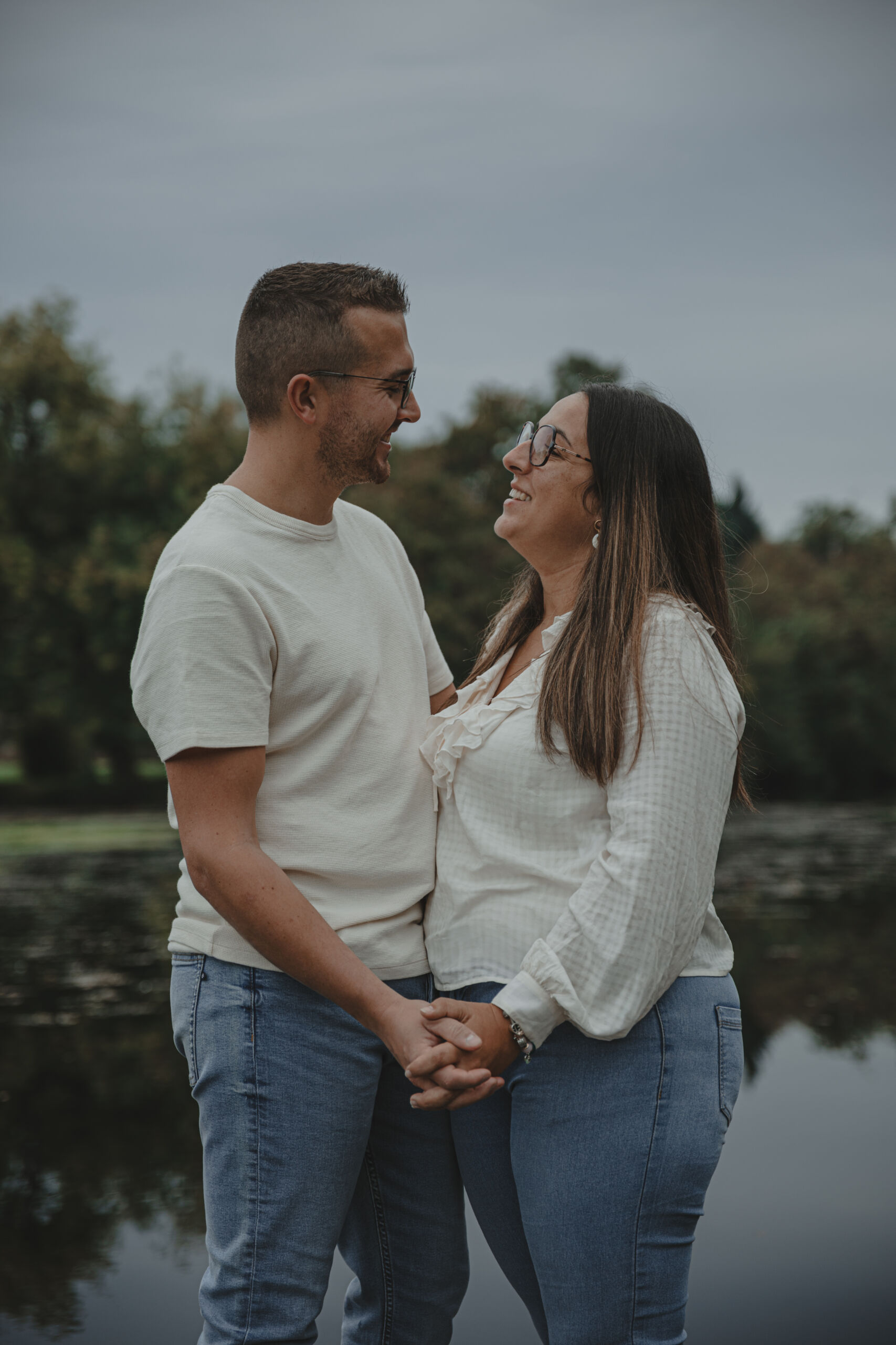 Couple heureux enlacé se regardant en se tenant la main, lors d’une séance photo engagement à Clisson en Loire-Atlantique, réalisée par Solène photographe.