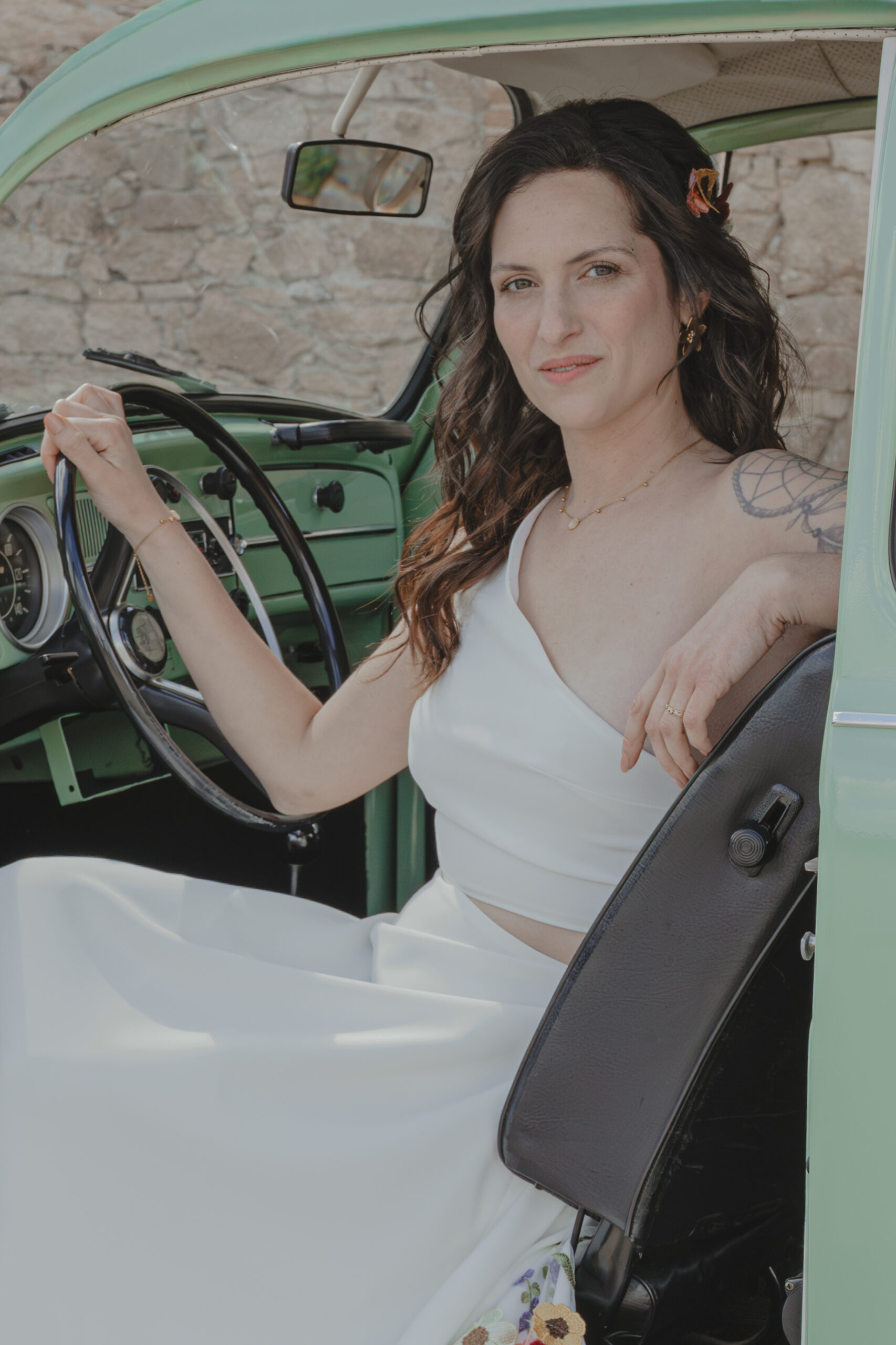 Mariée posant dans la voiture pendant son mariage au Domaine Quatre Plumes aux Landes-Génusson en Vendée, réalisée par Solène photographe.
