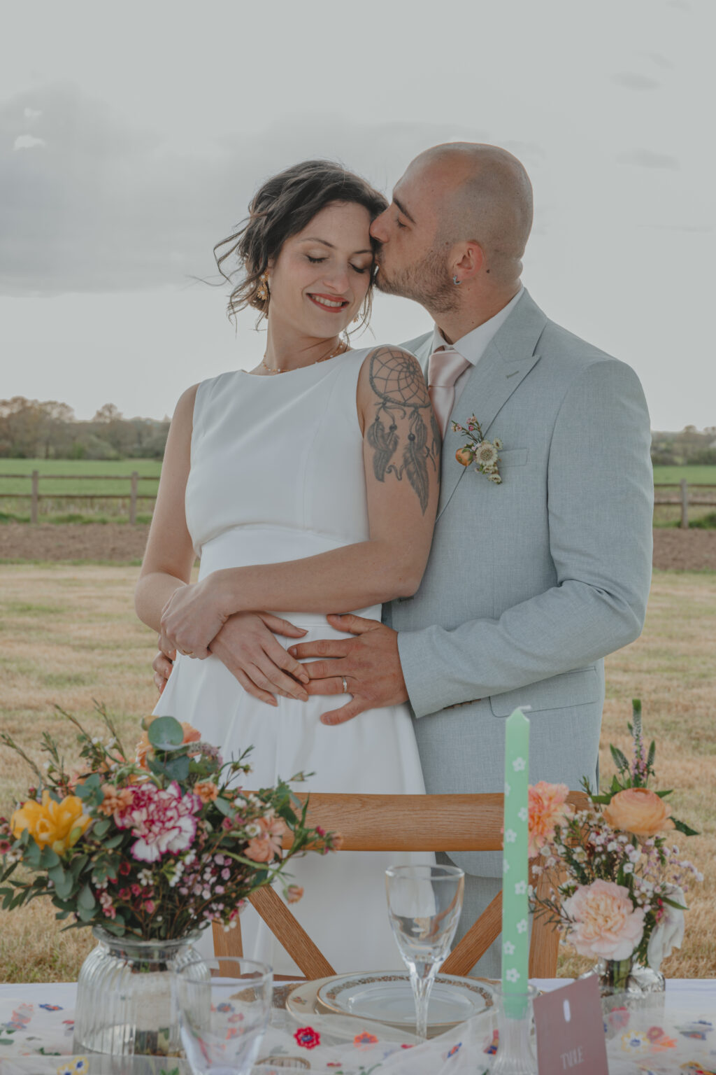 Marié embrassant sa femme sur le front pendant le repas de leur mariage au Domaine Quatre Plumes aux Landes-Génusson en Vendée, réalisée par Solène photographe.